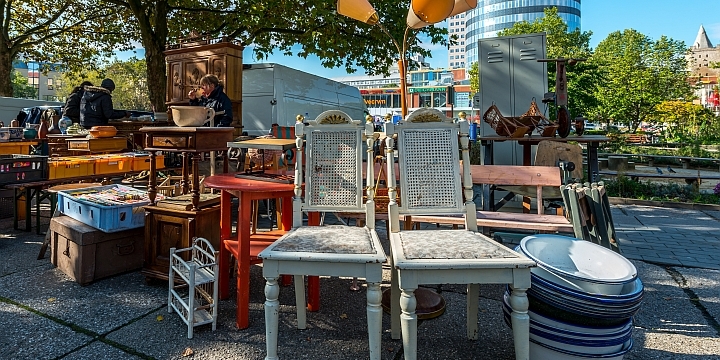 Antiquitäten und Holzstühle beim Trödelmarkt in Jenas Innenstadt