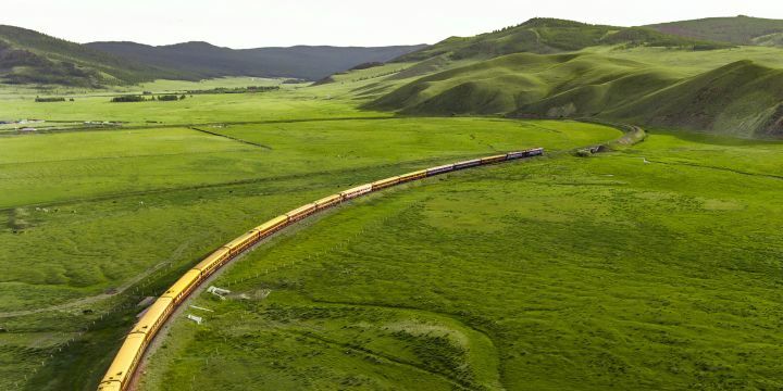 Transsib in einer grünen Landschaft