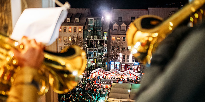 Zwei Trompeten beim Turmblasen auf dem Jenaer Weihnachtsmarkt  ©JenaKultur, C. Worsch