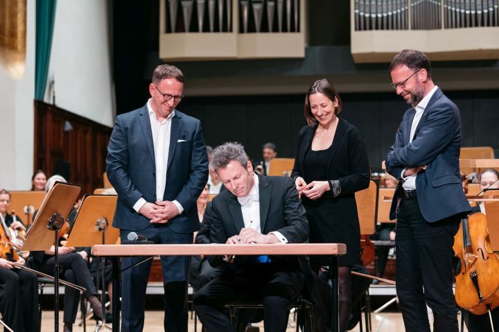 GMD unterzeichnet Vertrag im Volkshaus Jena