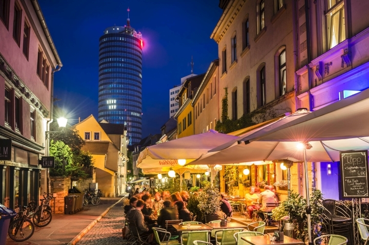 Wagnergasse in Jena am Abend mit Blick auf den JenaTower