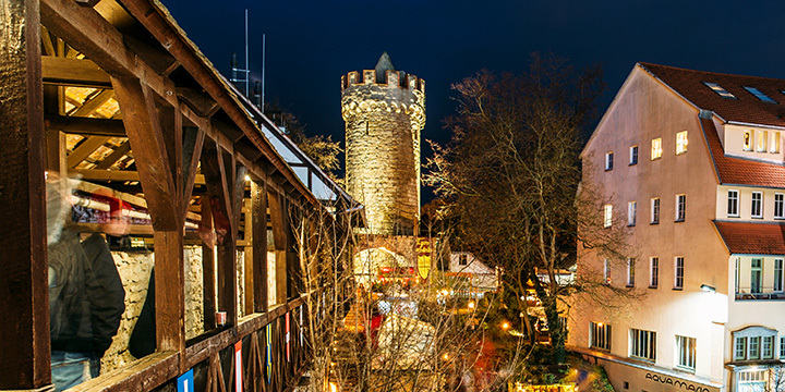 Der Wehrgang am historischen Stadtmauerensemble mit Blick auf den Jenaer Pulverturm