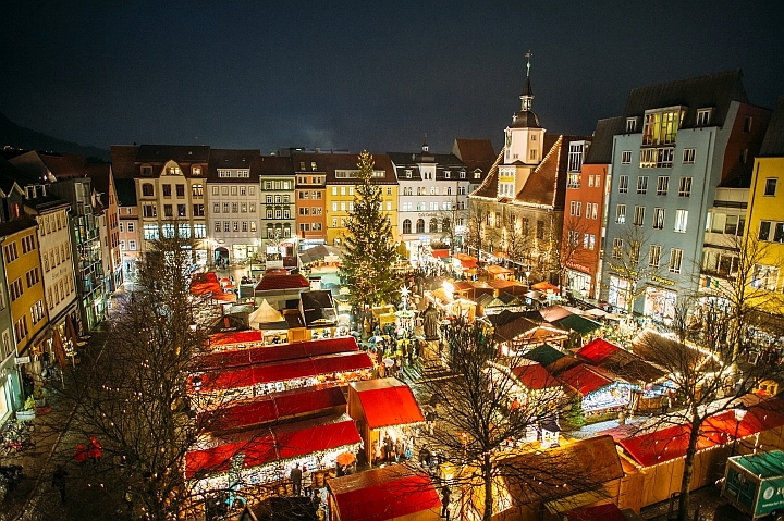 Geschmückte Stände auf dem Marktplatz zum Jenaer Weihnachtsmarkt