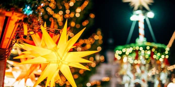 Herrnhuther Stern an einem Stand auf dem Jenaer Weihnachtsmarkt  ©JenaKultur, C. Worsch