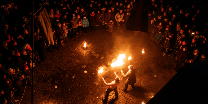 Feuerkünstler beim historischen Weihnachtsmarkt