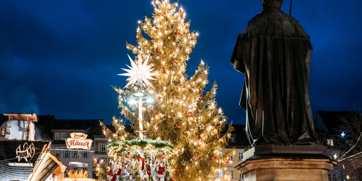 Statue des Hanfried auf dem Jenaer Marktplatz und Weihnachtsbaum mit Ständen des Jenaer Weihnachtsmarkts  &copy;JenaKultur, C. Worsch