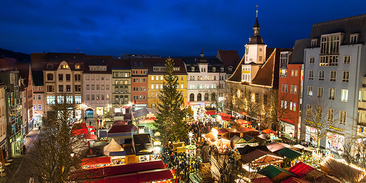 Der festlich geschmückte Marktplatz während des Jenaer Weihnachtsmarktes