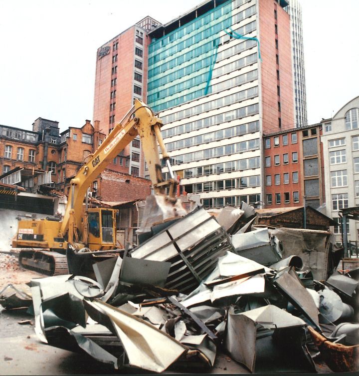 Ein Bagger über Resten von Schrott und Schutt