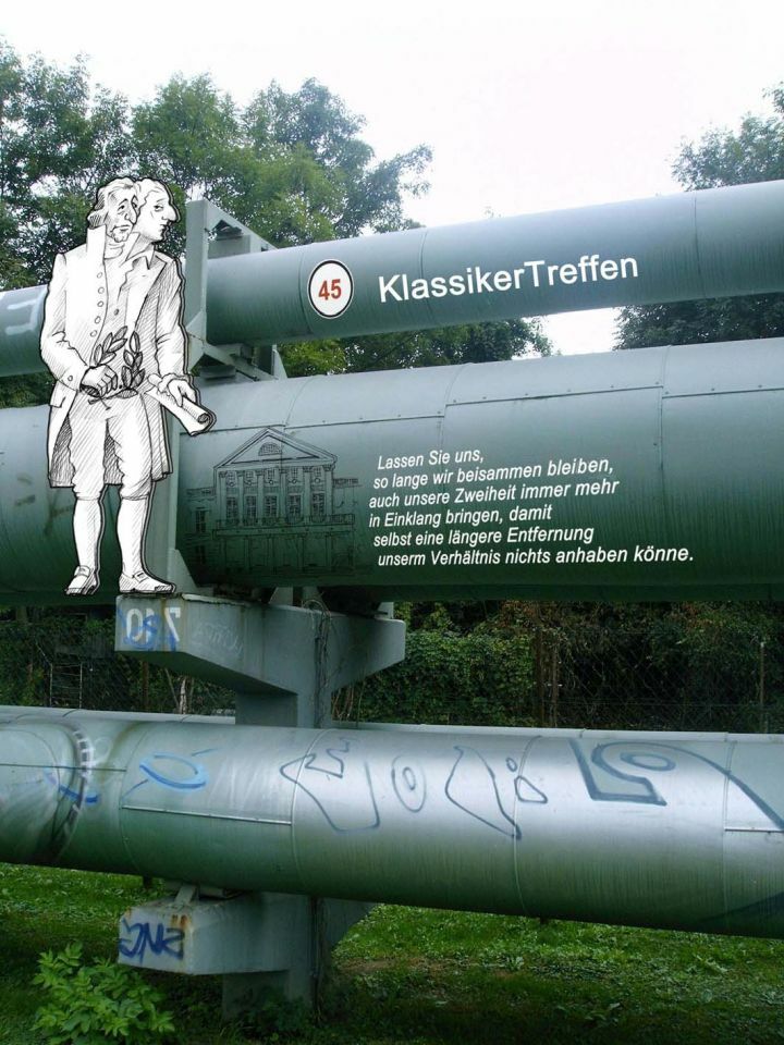 Figuren von Schiller und Goethe an Fernwärmeleitung