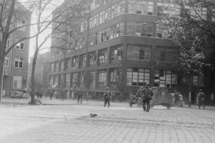 Infanteristen der US-Army marschieren durch die Jenaer Innenstadt entlang der Zeiss-Werke, 15. April 1945