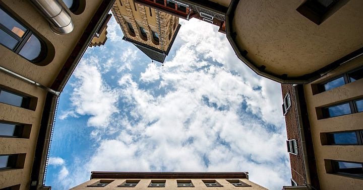 Volksbad Jena Ausblick vom Innenhof in den Himmel