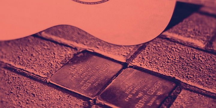 Gitarre liegt vor Stolpersteinen