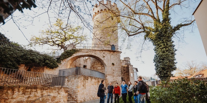 Personen bei einer Stadtführung vor dem Pulverturm