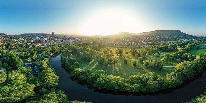 Blick von oben auf die Saaleaue mit Sonnenschein  &copy;JenaKultur, jenaparadies