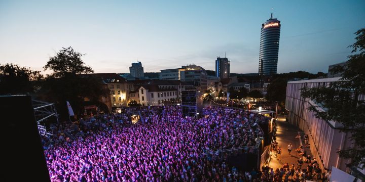 Luftaufnahme vom Theatervorplatz mit vielen Menschen und JenTower im Hintergrund  &copy;JenaKultur, C. Worsch