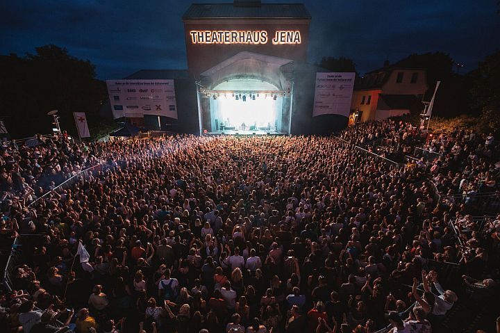 Blick auf das super gefüllte Arenarunde mitten in Jena