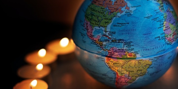 Kerzen um einen Globus  ©Mikhail Nilov von Pexels
