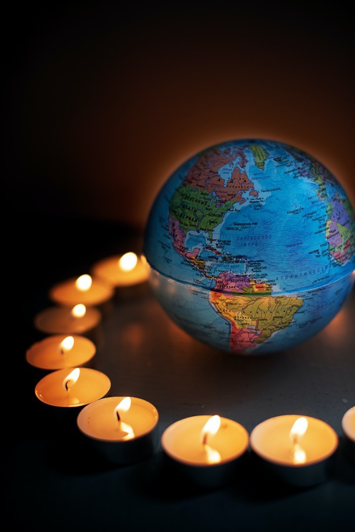 Kerzen um einen Globus