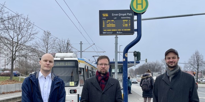 Marcus Komann, Thomas Nitzsche und Jonas Zipf an der neu benannten Haltestelle in Jena-Winzerla 