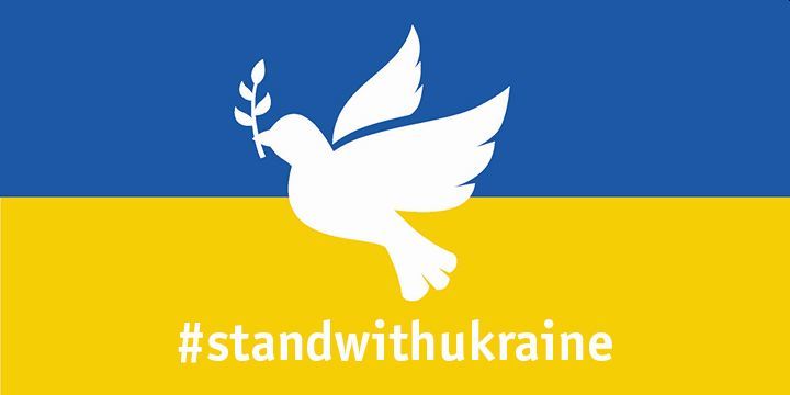 Weiße Friedenstaube und Hashtag "Stand with Ukraine" auf den Farben der Ukrainischen Flagge