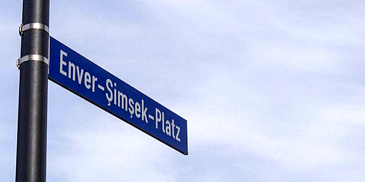 Straßenschild "Enver-Simsek-Platz" in Jena-Winzerla