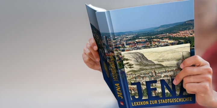 Frau hält Lexikon zur Jenaer Stadtgeschichte in der Hand