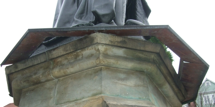Vandalismusschäden am Hanfried–Denkmal