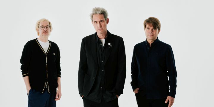 Die 3 Musiker der Band Tocotronic vor weißem Hintergrund