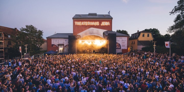 Kulturarena 2022 Publikum und beleuchtete Bühne  ©JenaKultur, C. Worsch