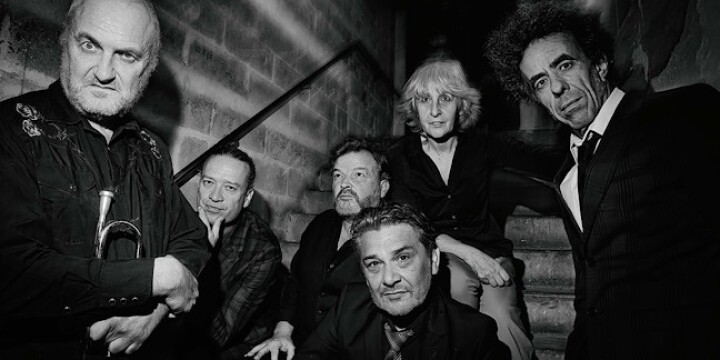 Die Band "Les Négresses Vertes" posiert auf einer Treppe
