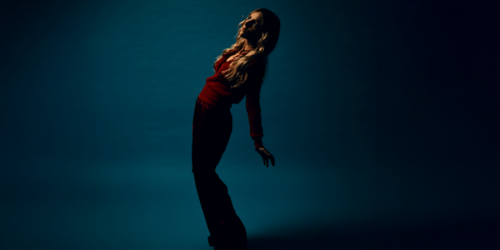 Agnes Obel mit dunkel blauem Hintergrund