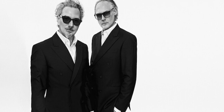 Kruder und Dorfmeister mit Anzügen und Sonnenbrillen