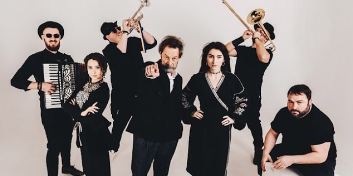Zeigt die Band "Luiku" mit ihren Instrumenten