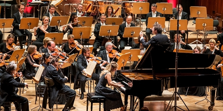 Simon Gaudenz dirigiert das Saisoneröffnungskonzert der Jenaer Philharmonie der Spielzeit 2017-2018  ©JenaKultur/Christoph Worsch