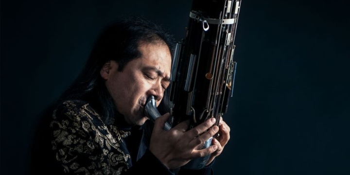 Wu Wei Sheng mit einem Blasinstrument