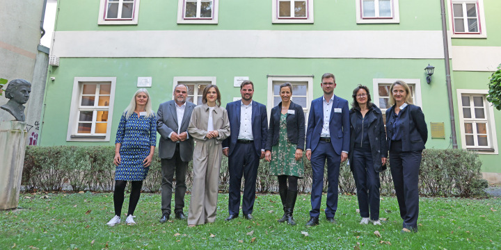 Gruppenfoto mit acht Menschen vor dem Romantikerhaus Jena
