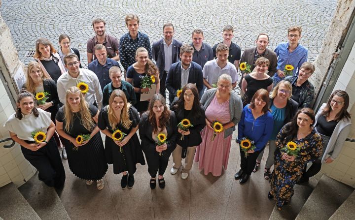 Eine Gruppen von jungen Menschen vor dem Volksbad Jena, die gerade ihre Ausbildung bei der Stadt Jena erfolgreich absolviert haben.