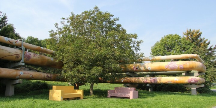 Zwei bunte Sofas unter Fernwärmerohren im Jenaer Paradiespark  ©Dana Kurz