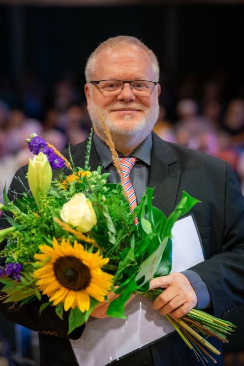 Alexander Richter mit einem Blumenstrauß