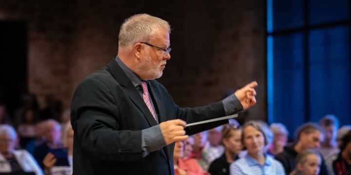 Alexander Richter mit Dirigierstab  ©Julian Thiemermann