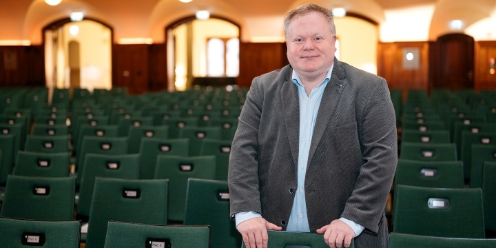 Alexander Richter steht in den Zuschauerreihen im Volkshaus Jena  &copy;JenaKultur, C. Worsch