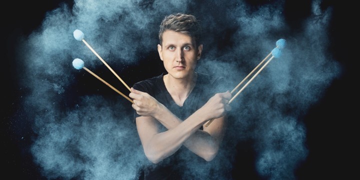 Musiker Alexej Gerassimez mit Schlagstöcken in blauen Nebelschwaden  ©Nikolaj Lund