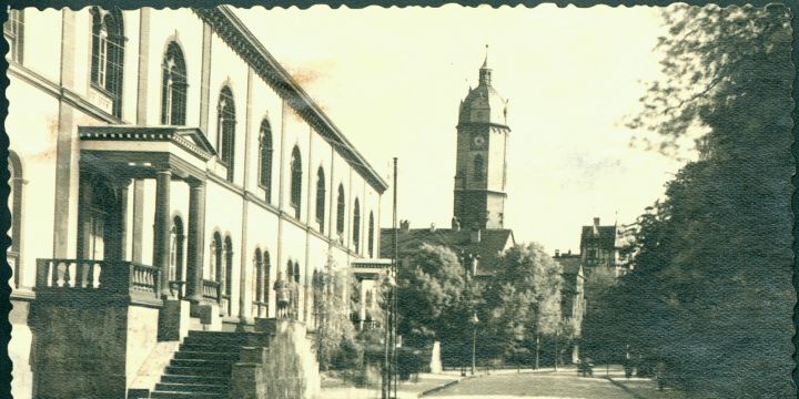 alte Fotoaufnahme mit Blicka uf die Johannisstraße und Stadtkirche, zeigt: Alte Universitätsbibliothek Jena