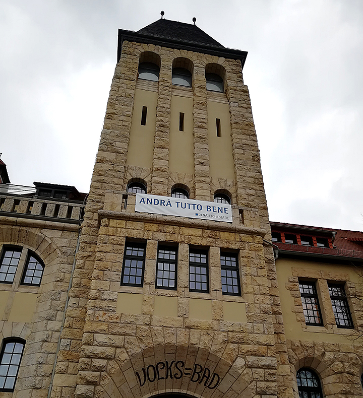 Banner Alles wird gut auf Italienisch am Volksbad
