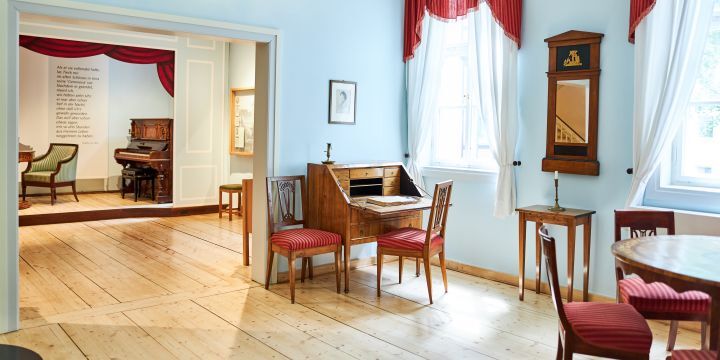 Ausstellungsraum im Romantikerhaus Jena mit historischer Zimmereinrichtung  &copy;JenaKultur, K. Krampitz