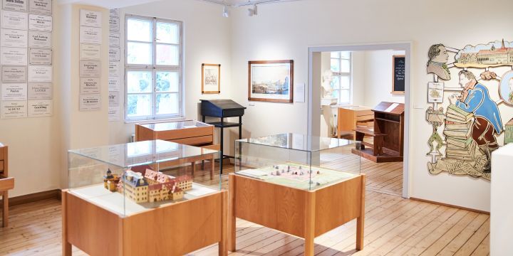 Dauerausstellung im Romantikerhaus Jena mit Vitrinen