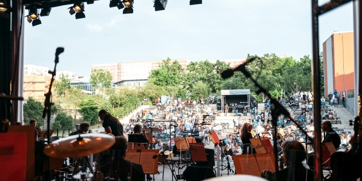 Blick von der Bühne auf das Publikum bei der ArenaOuvertüre 2021