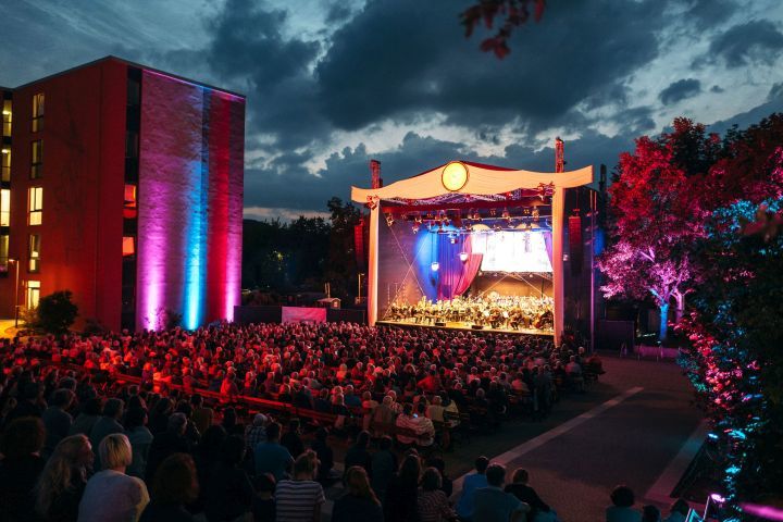 Bühne der Arena-Ouvertüre mit Publikum