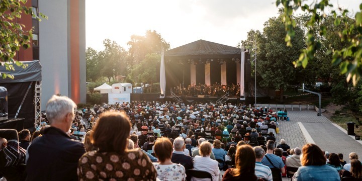 ArenaOuvertüre 2021 tagsüber Blick vom Publikum auf die Bühne  ©JenaKultur, C. Worsch