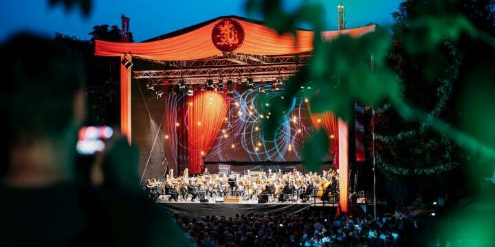 Blick auf die Bühne zur Arenaouvertüre, auf der Musik und viel Licht spielt 
